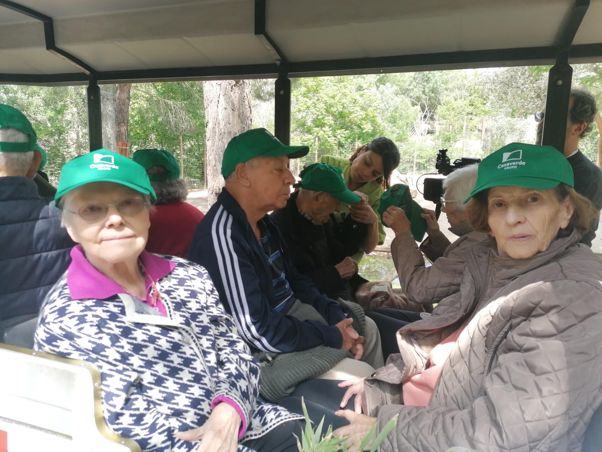 Un grupo de mayores residentes en el Centro Casaverde realizaron una excursión al zoo.