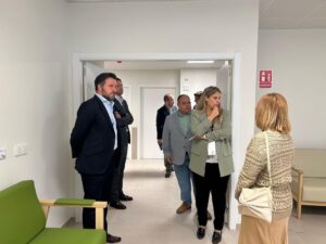 centro-de-mayores-de-elche-casaverde-visita-pablo-ruz-alcalde-de-elche-aurora-concejala-de-familia-mayores