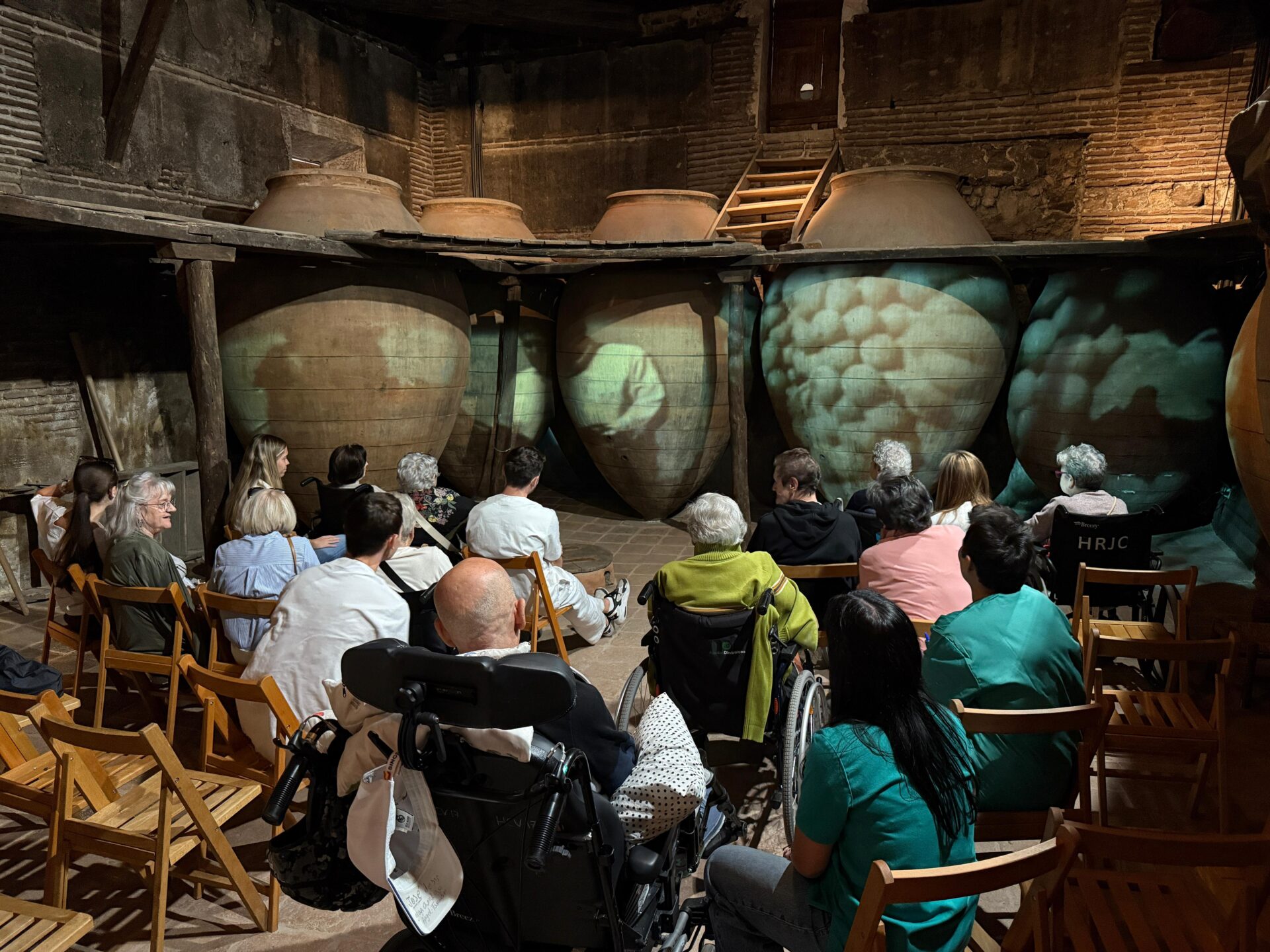 Los residentes de Casaverde Madrid descubren la historia y cultura de Navalcarnero en una visita al Centro de Interpretación