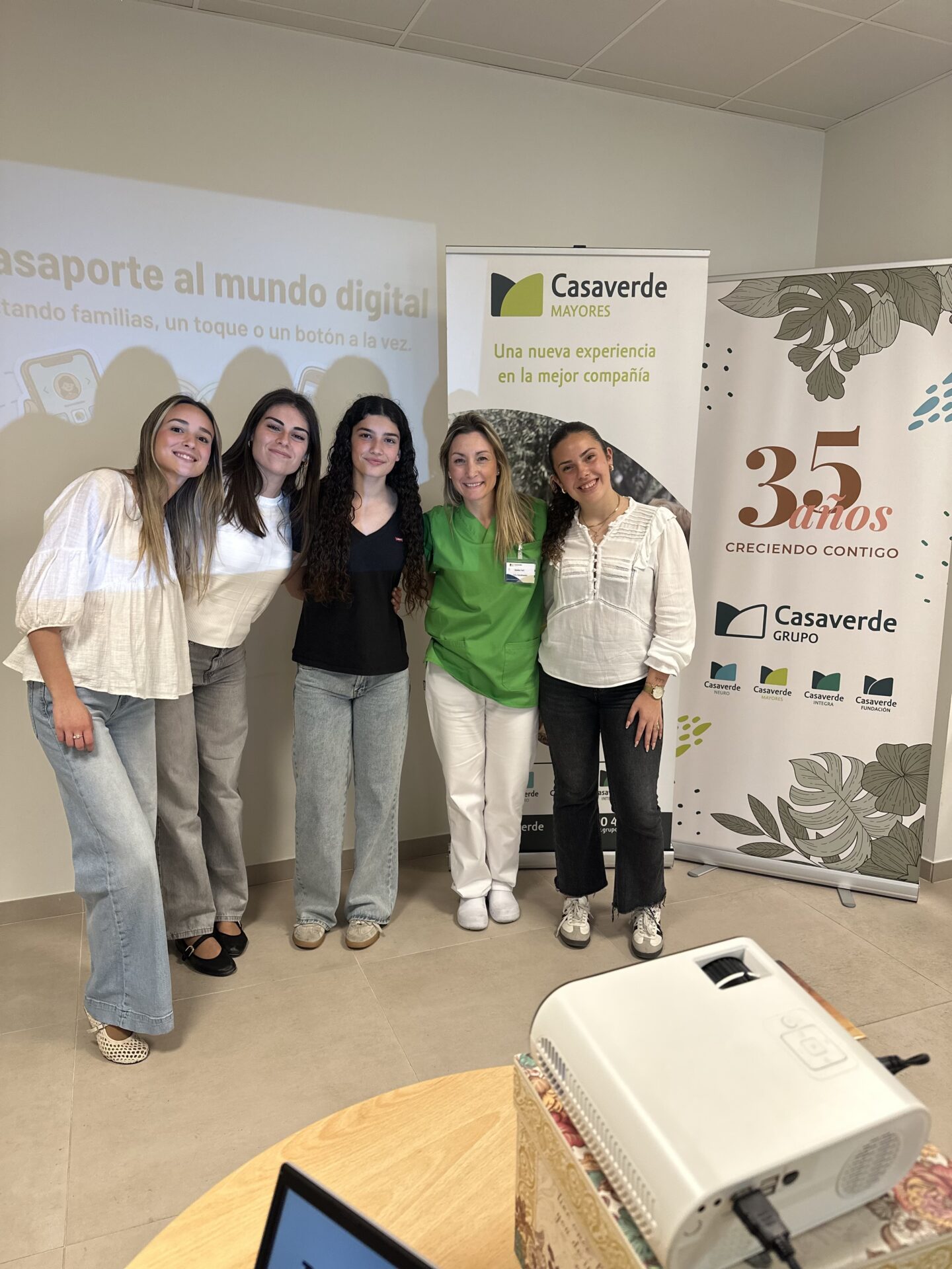 Taller de digitalización para personas mayores en Casaverde: aprender a usar el móvil con confianza