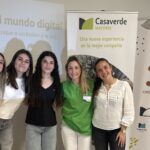 Personas mayores aprendiendo a utilizar el teléfono móvil en un taller de digitalización en Casaverde