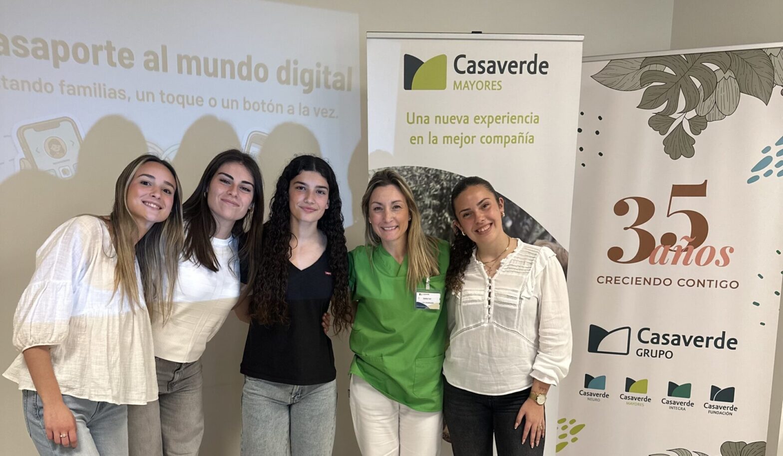 Personas mayores aprendiendo a utilizar el teléfono móvil en un taller de digitalización en Casaverde