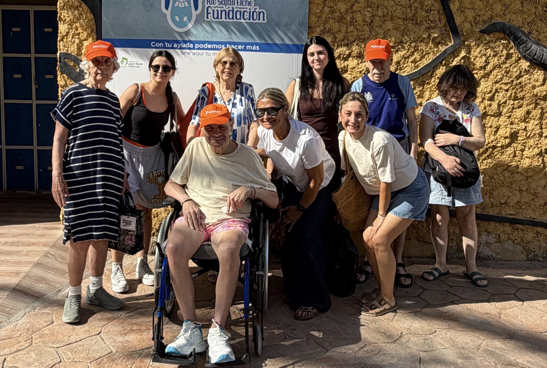 El Centro Casaverde Elche disfruta de un baño terapéutico con leones marinos para mejorar el bienestar de sus residentes