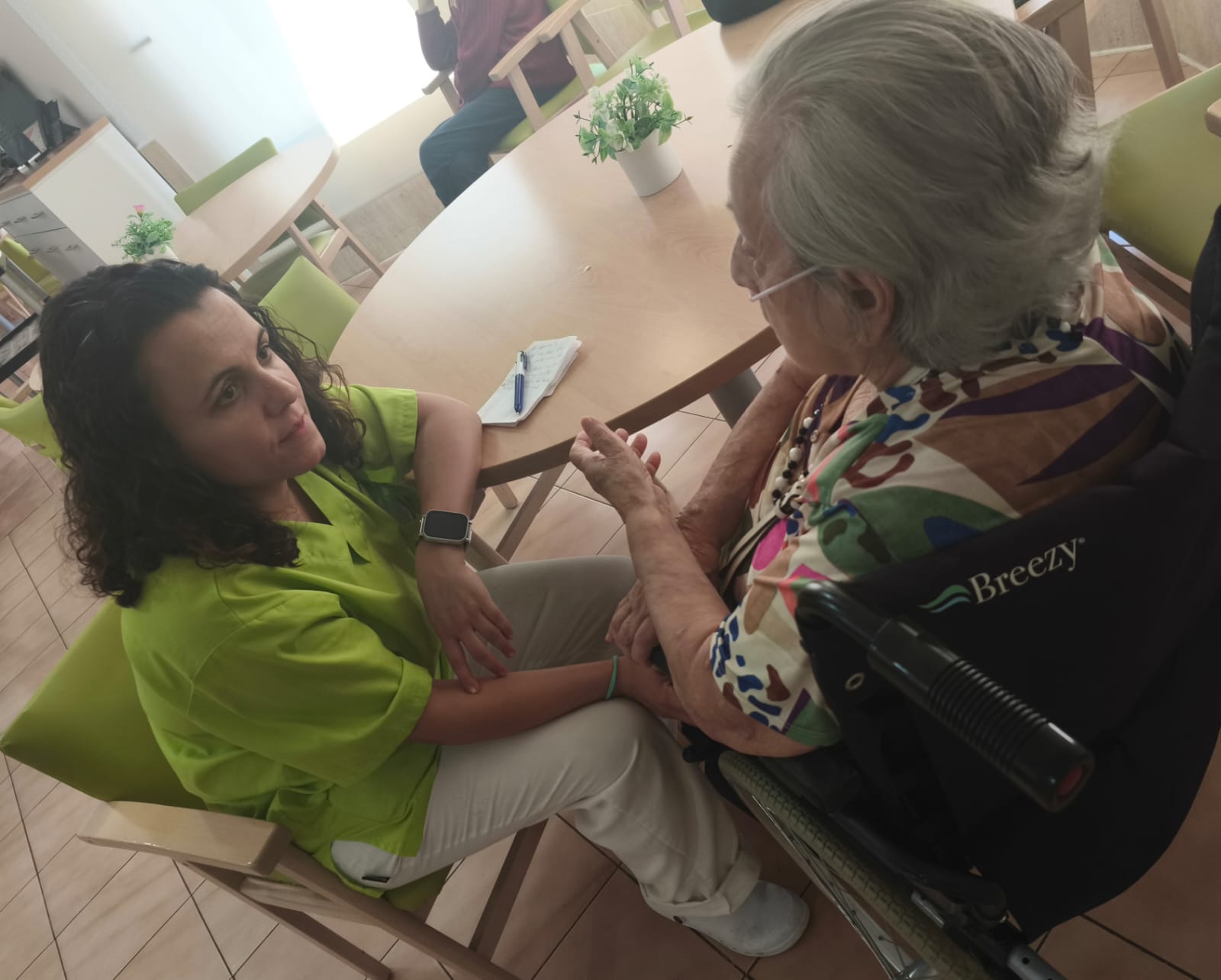 Testimonio de una residente de 100 años reubicada por los incendios de Madrid. «Solo puedo dar las gracias»