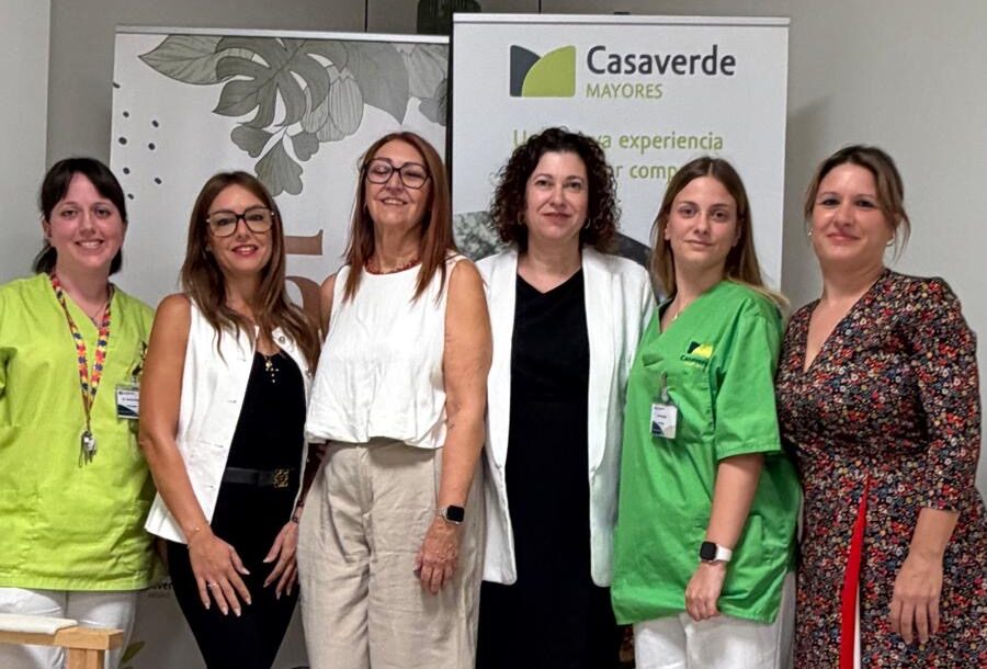 Casaverde Elche y AFAE comparten una jornada de aprendizaje y apoyo en torno al Alzheimer